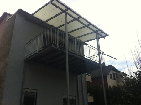 Stahlbalkon mit Überdachung Stahlbalkon mit Überdachung